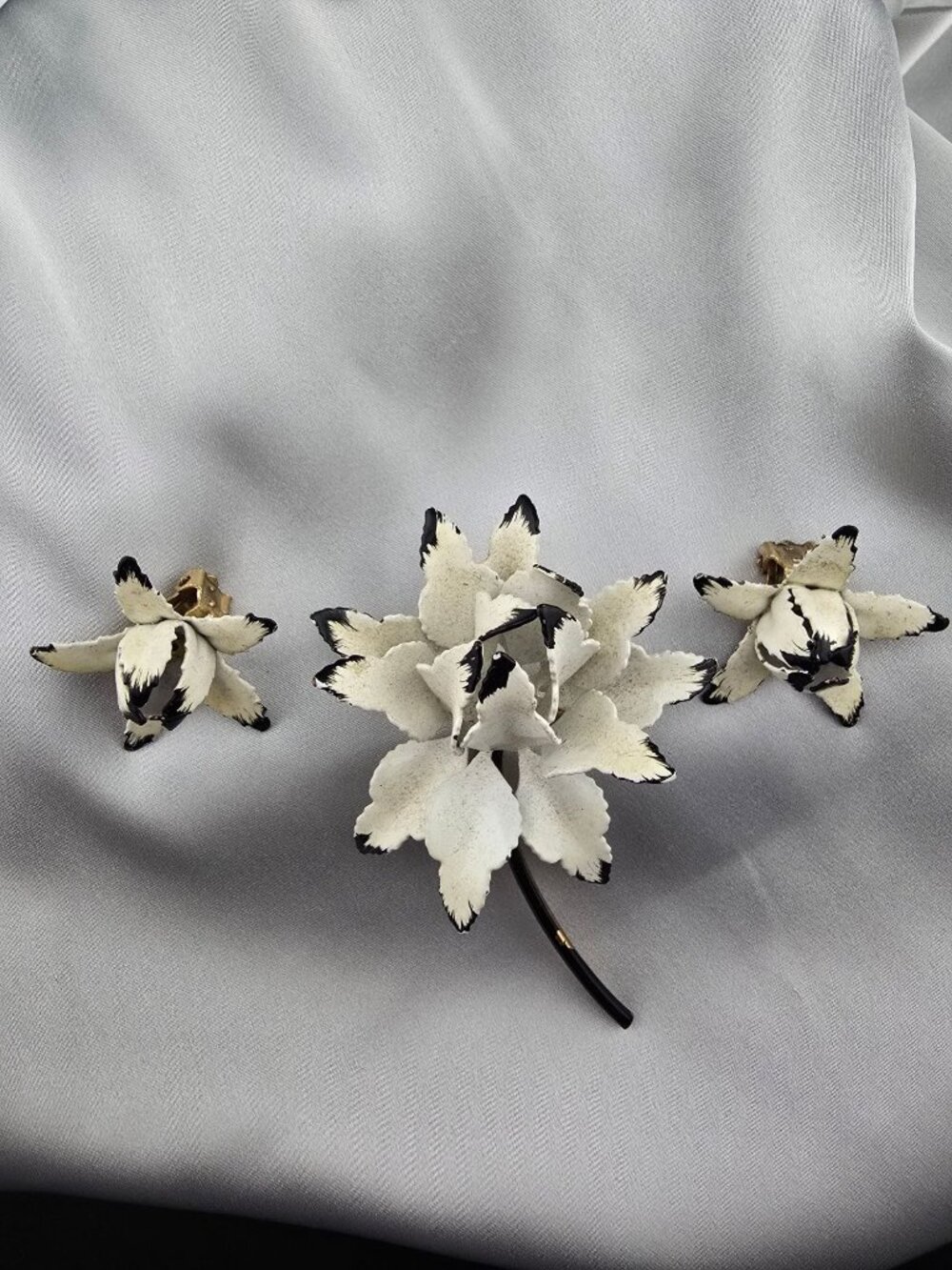 Vintage White & Black Enamel Flower Brooch Matching Clip-On Earrings Set READ